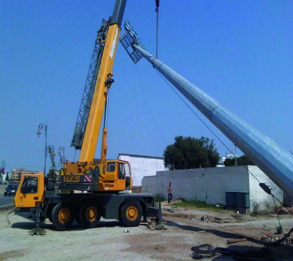 Pose d’un support à la grue sur chantier