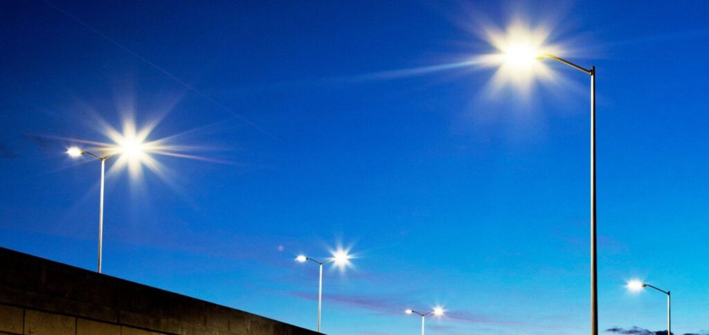 Candélabres d’éclairage public sous le soleil
